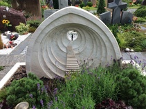 Familiengrab Treppe mit Bronzefigur