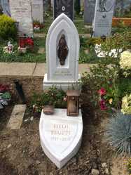 Grabstein mit bronzener Maria: Palissandro Marmor