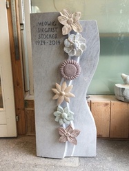 Grabstein mit Blumen: Cristallina Marmor, Natursteine