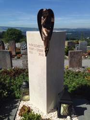 Grabstein mit Bronze-Engel: Comblachien Kalkstein 