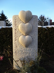 Grabstein mit mehreren Herzen: Comblacien Kalkstein