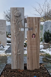 Grabstein Zweiteilig mit Relief Rose und Kreuz