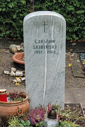 Grabstein schlicht mit Gravur und Kreuz