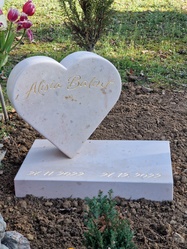 Kindergrabstein Comblanchien Kalkstein Herz auf Platte mit vergoldeter Schrift