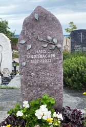 Grabstein mit Bronzeblättern