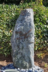 Grabstein Naturbelassen mit Bronzeschrift und Taube