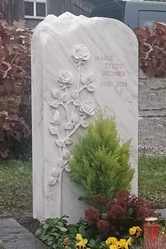Grabstein mit Relief Rosen und Berglandschaft