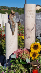 Grabstein zwei Säulen mit Bronzefigur