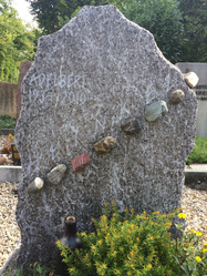 Grabstein mit eingesetzten Steine: Calanca Gneis