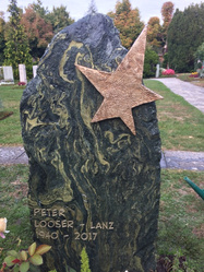 Grabstein mit Bronzen Stern: Dorfer grün