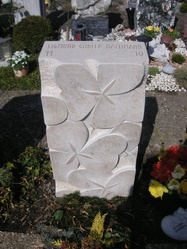 Grabstein mit Blumen: Comblachien Kalkstein
