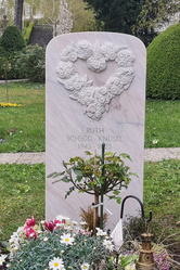 Grabstein mit Blumenherz aus Naturstein