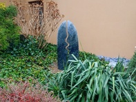 Grabstein als Skulptur im Garten