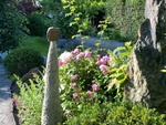 Bronzeskulptur und Gestaltungssteine im Garten 