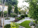 Gartengestaltung mit Naturstein, Skulpturen und Pflanzen 