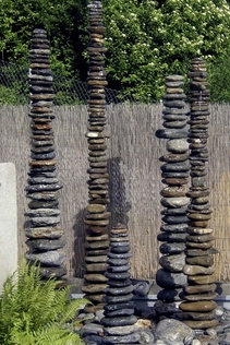 Säulenbrunnen aus Flusssteinen