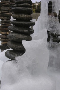 Säulenbrunnen aus Flusssteinen: Winter