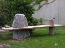Sitzbank aus Naturstein und Holz