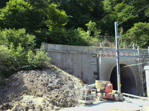 Tunnel Landikon Restaurierte Natursteinmauer über Tunnel