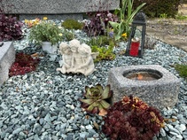 Grabgestaltung mit Naturstein und Pflanzen