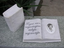 Buch aus Stein mit Schriftgravur und Foto