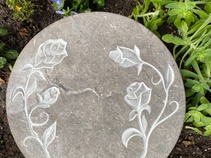 Steinplatte mit gravierten Rosen